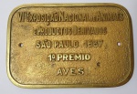 Antiga e rara Placa - Prêmio de 1 Lugar - Em Espessurado bronze dourado, representando ''VIº Exposição Nacional de Animaes e Productos Derivados - São Paulo - 1937 - 1º Premio - Ave'' - Peso: 400 gramas - Medida: 15 x 10  x 0,5 cm.