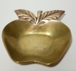 Linda petisqueira em espessurado metal dourado, no formato de maça. Medida: 13,5 x 12,5 x 2,5 cm.