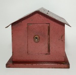 Antigo cofre em ferro, no formato de casa - Possui entrada para 4 tipos de moedas e notas - Não acompanha chave - Medida: 14 x 13 cm.