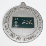 MILITARIA - Antiga Medalha 24º Batalhão de Infantaria Blindado - Boina preta - RJ - BRASIL - Bronze Cinzelado com detalhes esmaltado - Medida: 4,5 cm Diâmetro.