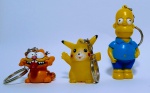 3 Antigos e colecionáveis chaveiros Homer Simpsons, Garfield em borracha rígida + Pikachu em vinil com apito - A cabeça do Simpsons e articulada - Medida maior: 8 cm altura.