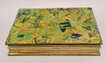 Linda caixa porta-objetos de madeira, no formato de livro - Tampa com decoração representando Selos - Medida: 25,5 x 19 x 4,5 cm.