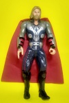 Boneco Thor articulado - Marvel 2012 - Marca: Hasbro - Funciona com 2 pilhas AAA - Emite Som. Porém não foi testado. Não acompanha o martela - Lindo boneco - Medida do boneco: 25,5 cm de altura.