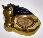 Antigo, pesado e lindo cinzeiro em bronze dourado e preto, representando cabeça de cavalo - Medida: 13,5 x 12,5 x 6,5 cm. Peso: 1.380 gramas.