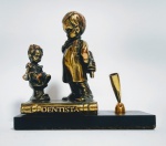 Linda escultura e porta  caneta em metal dourado patinado, representando DENTISTA. Sobre base de madeira nobre. Fundo com proteção em Feltro. Medida: 15 cm de comp. x 13,5 cm de alt. x 7 cm.