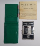 Antiga, Conservada e Rara Calculadora Manual de bolso - CALC-O-MATIC SUPER - Anos 40 - Na capinha original, com manual de instruções - Acompanha lápis, substituindo a caneta de metal -  Peça de colecionador/ Museu - MEDIDA: 12 x 8 x 1 cm.