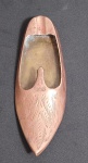 Antigo Cinzeiro em Bronze, formato de sapatinho Aladim - Medida: 14 x 5 x 2 cm.