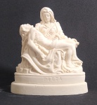 Linda e mini escultura - ''PIETA'' de Michelangelo, feita de pó de mármore - Made in ITALY - Medida: 8,5 x 7,5 x 4,7 cm.