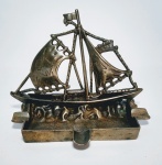 Lindo e antigo Cinzeiro em Bronze fundido - Representando Caravela Portuguesa com Cruz de Malta com detalhes de ondas - Detalhes em alto relevo - Medida: 13 x 9 x 10 cm.