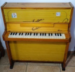 BRINQUEDO ANTIGO - Antigo e grande Piano infantil Cantiga 44 - Toda as teclas funcionando com agradável som!!  Estrutura em madeira -