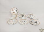 Jogo de 6 Xicaras de café em porcelana Steatita decorada com nipes de cartas Medida: xicara 4,5 cm x 5 cm e pires 10 cm.