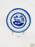 Prato decorativo em ceramica azul e branco  possivelmete  europeia , padrao borrão. apresentam bicados borda. Medida: 19,5 cm