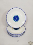 Jogo de 6 Pratos Rasos em Porcelana Renner Decorada Floral Azul. Medida: 25 cm . 1 apresenta mini bicado