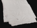 Toalha Retangular Richelieu em algodão Branca. Medida: 2,80 cm x 1,44 cm .apresenta marcas de guardado