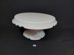 Boleira Sob Pedestal em Porcelana Branca Bordas Onduladas . Medida: 28,5 cm x 16,5 cm altura