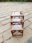 Jogo Trio de Mesas Ninho em Bambu com Vidro. Medida: 50 cm x 41 cm x 44 cm altura; 41 cm x 36 x 38 cm e 33 cm x 33 cm x 33 cm