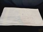 Toalha de Mesa Retangular Adamascada tonalidade  Creme em algodão. Medida:1,47 cm x 1,39 cm. Marcas de guardado