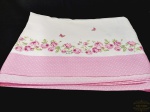 Toalha de Mesa Retangular em Algodão Karsten Decorada Flores Rosa e Branca. Medida: 1,40 cm x 2,50 cm .apresenta marcas de guardado