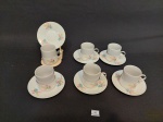 Jogo 6 Xicaras de Café Porcelana Branca Suporte em Metal Pintado Flores. Medida: Xicara 5 cm altura x 4,5 cm diametro e pires 10 cm diametro