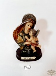 Escultura Representando Nossa Senhora com Menino Jesus em Resina. Medida: 15 cm altura
