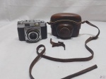 Antiga maquina fotográfica Zeiss Ikon Contina com estojo em couro.