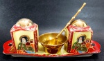 Raro porta condimentos em porcelana japonesa decorado nas tradicionais cores ao gosto Satsuma contendo bandeja com alças, recipiente em bronze, colher, saleiro e pimenteiro. Mede 7 cm de altura por 19 cm de comprimento e 7,5 cm de largura.