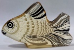 PALATNIK – Escultura cinética representando peixe japonês em resina de poliéster de manufatura Abraham Palatnik. Medindo 9,5 cm de altura por 14,5 cm de comprimento. 