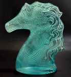 PALATNIK – Escultura cinética representando cabeça de cavalo em resina de poliéster de manufatura Abraham Palatnik. Medindo 27 cm de altura por 22 cm de comprimento. 