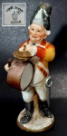 ROYAL CROWN - Escultura em biscuit representando tocador de banda rico em detalhes e policromia. Mede 18 cm de altura.