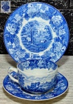 WOOD & SONS ENGLAND - ENOCH WOOD`S - Trio para chá e bolo em tradicional porcelana inglesa ao gosto `blue and white` decorado por cenas campestres. Mede 5,5 x 9 cm a xícara, 14,5 cm de diÂmetro o pires e 17 cm de diâmetro o prato para bolo.
