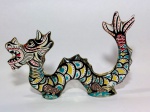 PALATNIK – Escultura cinética representando dragão oriental em resina de poliéster de manufatura Abraham Palatnik. Medindo 12,5 cm de altura por 19,5 cm de comprimento. 