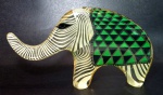 PALATNIK – Escultura cinética representando elefante em resina de poliéster de manufatura Abraham Palatnik. Medindo 15 cm de altura por 24,5 cm de comprimento. 