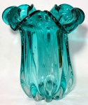 MURANO - Decorativo vaso de cristal murano de tom verde mar com corpo em caneluras decorado por bolhas sopradas e borda em movimento. Belo e perfeito! Mede 20,5 cm de altura por 18 cm de diâmetro.