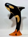 PALATNIK – Escultura cinética representando baleia orca em resina de poliéster de manufatura Abraham Palatnik. Medindo 24,5 cm de altura por 17 cm de comprimento. 