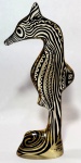 PALATNIK – Escultura cinética representando cavalo marinho em resina de poliéster de manufatura Abraham Palatnik. Medindo 20 cm de altura por 8 cm de comprimento. 