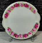 PORCELANA SALER - Maravilhoso prato grande para bolo em porcelana decorada por faixa de rosas em policromia na sua borda. Mede27,5 cm de uma alça a outra.
