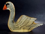 PALATNIK – Escultura cinética representando cisne em resina de poliéster de manufatura Abraham Palatnik. Medindo 9,5 cm de altura por 13,5 cm de comprimento. 