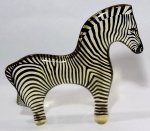 PALATNIK – Escultura cinética representando zebra em resina de poliéster de manufatura Abraham Palatnik. Medindo 17 cm de altura por 20,5 cm de comprimento. 
