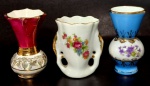 Lote composto por 3 vasinhos decorativos em porcelana ( um sendo Schmidt rio do Testo) com tonalidades e estampas diferentes. Maior tamanho 8 cm.