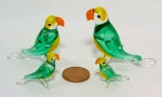 MURANO - Familia de 4 papagaios manufaturadas em cristal murano ricos em policromia e detalhes. Oriundas de coleção. Maior tamanho 5 x 7 cm. Moeda meramente ilustrativa e não compõe o lote.