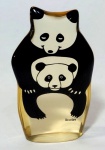 PALATNIK – Escultura cinética representando pandas em resina de poliéster de manufatura Abraham Palatnik. Medindo 9,5 cm de altura por 6 cm de comprimento. 