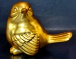 Grande pássaro em porcelana de tom ouro fosco rico em detalhes. Mede 10 cm de altura por 13 cm de comprimento.