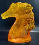 PALATNIK  Escultura cinética representando cabeça de cavalo em resina de poliéster de manufatura Abraham Palatnik. Medindo 26,5 cm de altura por 22,5 cm de comprimento.