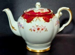 PORCELANA TUSCAN ENGLAND - Maravilhoso bule para chá em porcelana inglesa de tons branco / bordô decorado por flores e pintura em ouro. Mede 15,5 cm de altura por 21,5 cm da alça ao bico. Excepcional estado!