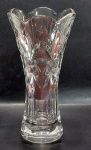 Belo vaso em demi cristal translúcido de corpo sextavado e decorado por elementos geométricos em baixo relevo e borda em movimento. Mede 25 cm de altura por 12,5 cm de diâmetro.