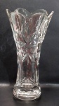 Belo vaso em demi cristal translúcido de corpo sextavado e decorado por elementos geométricos em baixo relevo e borda em movimento. Mede 25 cm de altura por 12,5 cm de diâmetro.