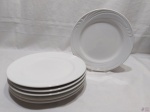 Jogo de 6 pratos rasos em porcelana Schmidt branca com relevos. Medindo 27cm de diâmetro.