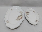 Jogo de 2 travessas ovais em porcelana Schmidt floral com friso prata. Medindo a maior 38cm x 25cm.