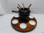 Panela de fondue com rechaud sobre bandeja giratória, acompanha espetos e 6 recipientes em porcelana. Medindo a bandeja redonda 44,5cm de diâmetro.