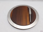 Tábua para queijo em madeira com suporte e espátula em aço inox Riva. Medindo 30,5cm de diâmetro.